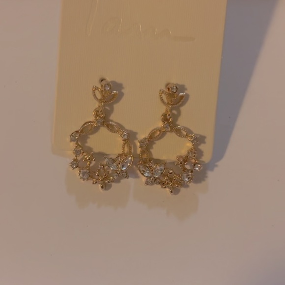 NWT Floral Crystal Gold Earrings - Picture 4 of 6